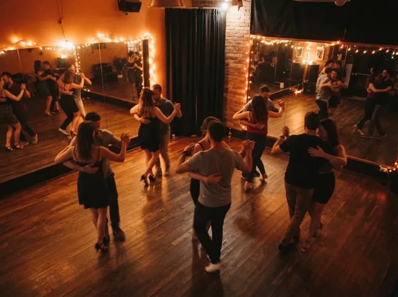 Aula de kizomba a todo o gás, luz quente